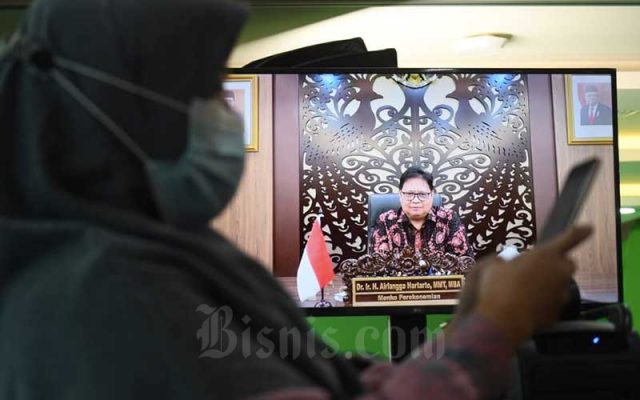 Menteri Koordinator Bidang Perekonomian Airlangga Hartartomemberikan sambutan swcara virtual saat acara Bisnis Indonesia Award di Jakarta, Senin (14/12/2020). Bisnis - Abdurachman