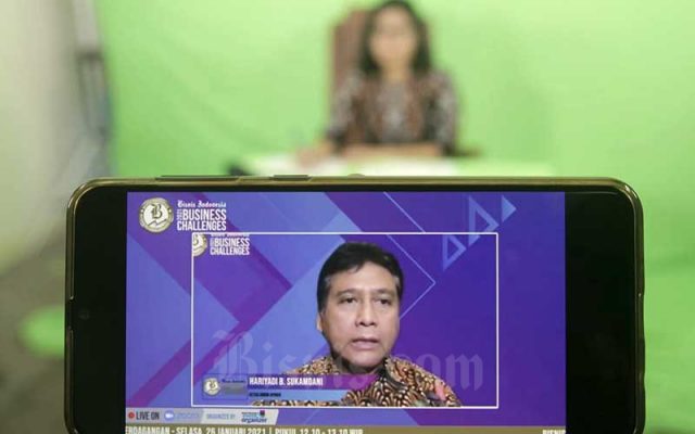 Layar menampilkan Ketua Umum Asosiasi Pengusaha Indonesia (Apindo) Hariyadi B. Sukamdani memberikan pemaparan dalam acara Bisnis Indonesia Business Challenges 2021 di Jakarta, Selasa (26/1/2021). Bisnis - Himawan L Nugraha