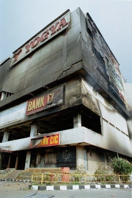 Mall Klender yang Selalu Tampak Angker. Simak Cerita Horor dari Mall yang Terkena Amukan Massa 1998!