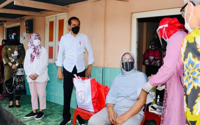 Target Pertumbuhan Ekonomi 5,2 Persen, Chatib Basri: Vaksinasi Syarat Utama! Presiden didampingi Ibu Negara Iriana Joko Widodo meninjau vaksinasi COVID-19 secara pintu ke pintu di Dukuh Ngledok, Desa Segaran, Kecamatan Delanggu, Kabupaten Klaten, Jateng, Senin (13/9/2021) pagi - BPMI Setpres - Rusman