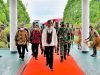 Presiden Jokowi didampingi Menteri Investasi/Kepala Badan Koordinasi Penanaman Modal Bahlil Lahadalia dan Panglima TNI Marsekal Hadi Tjahjanto tiba di Bandar Udara Sentani, Kabupaten Jayapura, Provinsi Papua, Jumat (1/10/2021) sore - BPMI Setpres - Laily.