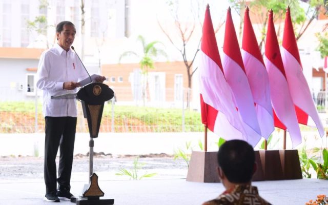 Presiden Joko Widodo (Jokowi) meresmikan pabrik biodiesel PT Jhonlin Agro Raya (JAR), di Tanah Bumbu, Kalsel, 21 Oktober 2021 / BPMI Setpres