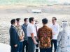 Presiden Joko Widodo, Menteri Koordinator Kemaritiman dan Investasi Luhut B. Pandjaitan, dan Menteri Investasi/Kepala Badan Koordinasi Penanaman Modal Bahlil Lahadalia menyaksikan ground breaking pabrik baterai LG-Hyundai di Karawang, Jawa Barat.  - BPMI Setpres