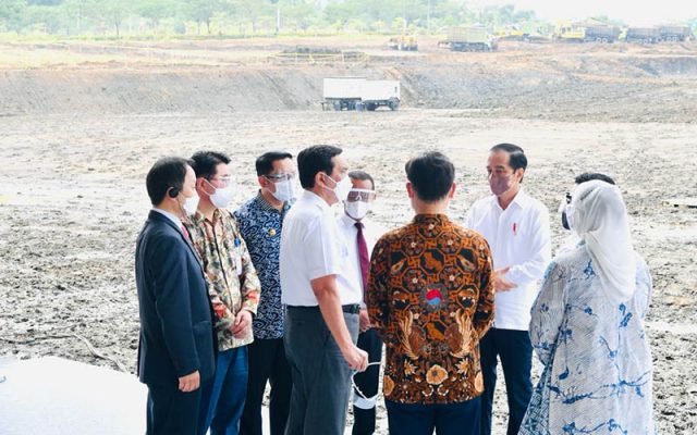 Presiden Joko Widodo, Menteri Koordinator Kemaritiman dan Investasi Luhut B. Pandjaitan, dan Menteri Investasi/Kepala Badan Koordinasi Penanaman Modal Bahlil Lahadalia menyaksikan ground breaking pabrik baterai LG-Hyundai di Karawang, Jawa Barat.  - BPMI Setpres