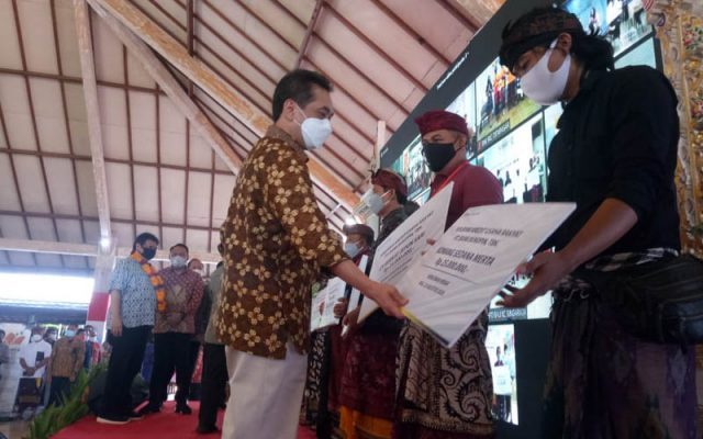 Penyerahan KUR oleh Menko Perekonomian Airlangga Hartarto (berdiri kiri ajuah) dan Para Menteri di Desa Budaya Kertalangu Denpasar pada Sabtu 22 Agustus 2020. - Bisnis/Luh Putu Sugiari