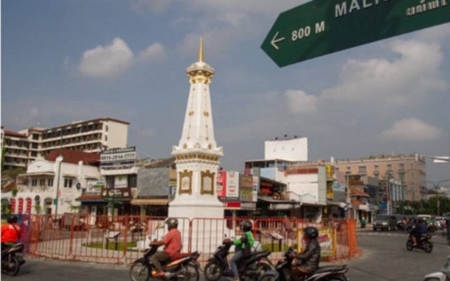 Pengendara melintas di kawasan Tugu Pal Putih, Yogyakarta, Jumat (10/6/2021). - Antara/Hendra Nurdiyansyah