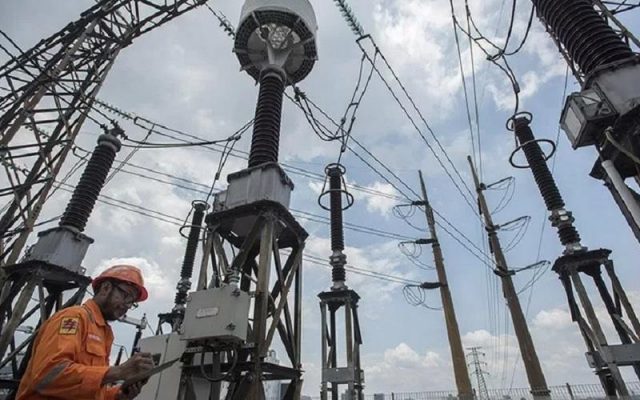 Petugas Area Pelaksana Pemeliharaan (APP) Cawang PT PLN (Persero) Transmisi Jawa Bagian Barat melakukan pemeriksaan rutin panel di Gardu Induk 150 KV Mampang Dua, Jakarta. - Antara