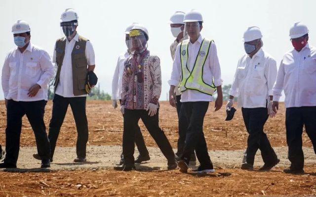 Presiden Joko Widodo (tiga kanan) didampingi Kepala Badan Koordinasi Penanaman Modal (BKPM) Bahlil Lahadalia (tiga kiri), Menteri Badan Usaha Milik Negara (BUMN) Erick Thohir (kiri), Bupati Batang Wihaji (empat kiri) dan jajaran menteri lainnya berbincang saat peninjauan Kawasan Industri Terpadu Batang dan Relokasi Investasi Asing ke Indonesia di Kedawung, Kabupaten Batang, Jawa Tengah, Selasa (30/6/2020).  - Antara