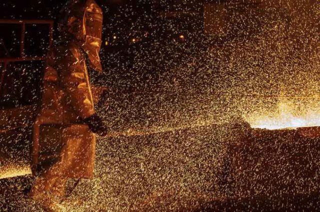 Faisal Basri Sebut Ada Ekspor Ilegal Bijih Nikel ke China, Pekerja mengeluarkan biji nikel dari tanur dalam proses furnace di smelter PT. Vale Indonesia di Sorowako, Luwu Timur, Sulawesi Selatan, Sabtu (30/3/2019). - ANTARA/Basri Marzuki