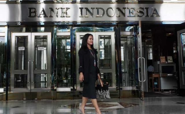 BI Catat Uang Beredar Tumbuh 8 Persen pada September 2021 Karyawan melintas di dekat logo Bank Indonesia di Jakarta, Senin (3/2 - 2020).