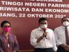 Menteri Pariwisata dan Ekonomi Kreatif Sandiaga Uno (tengah) memberikan keterangan kepada media terkait perkembangan sektor pariwisata.  - bisnis/dinda wulandari