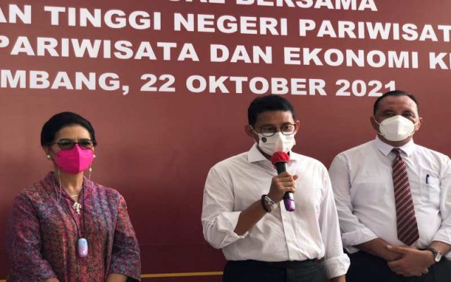 Menteri Pariwisata dan Ekonomi Kreatif Sandiaga Uno (tengah) memberikan keterangan kepada media terkait perkembangan sektor pariwisata.  - bisnis/dinda wulandari