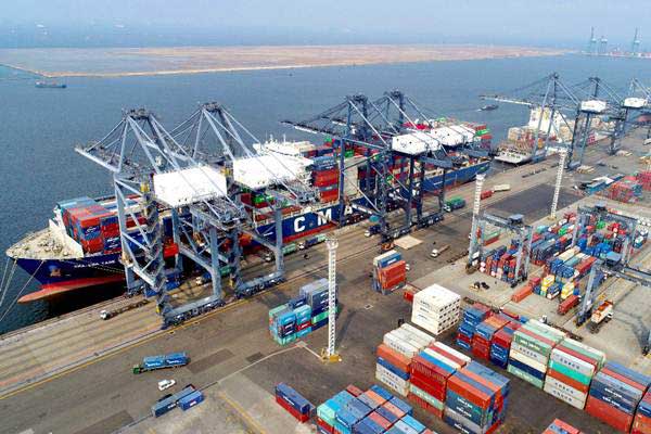 Suasana bongkar muat peti kemas di Jakarta International Container Terminal, Tanjung Priok, Jakarta, Selasa (8/1/2019). - Bisnis/Abdullah Azzam