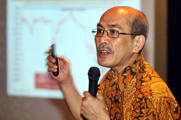 Pengamat Ekonomi Faisal Basri memaparkan materinya pada seminar Prediksi Ekonomi 2018: Economy and Capital Market Outlook 2018 dengan tema At The Crossroad, di Jakarta, Kamis (9/11). - JIBI/Abdullah Azzam