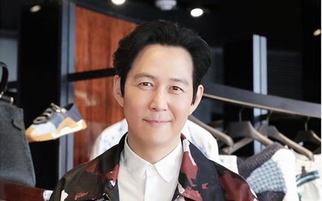 Lee Jung Jae Ketawa Bahagia di Selfie Bareng Jennie BLACKPINK,