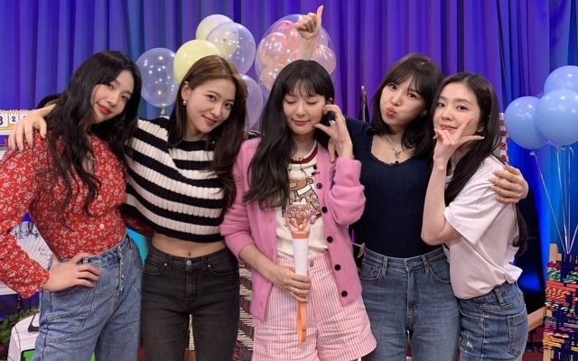 Dukungan Manis Para Member Red Velvet ke Joy di Lokasi