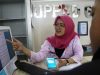 Karyawan melayani warga yang berkunjung ke kantor Badan Pajak dan Retribusi Daerah, Jakarta, Rabu (15/8/2019). Bisnis - Triawanda Tirta Aditya