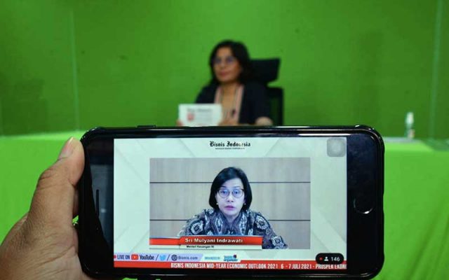 Menteri Keuangan Sri Mulyani Indrawati (dalam layar) memberikan pemaparan dalam webinar  Mid Year Economic Outlook 2021: Prospek Ekonomi Indonesia Pasca Stimulus, Relaksasi dan Vaksinasi di Jakarta, Rabu (7/7/2021). Bisnis - Himawan L Nugraha