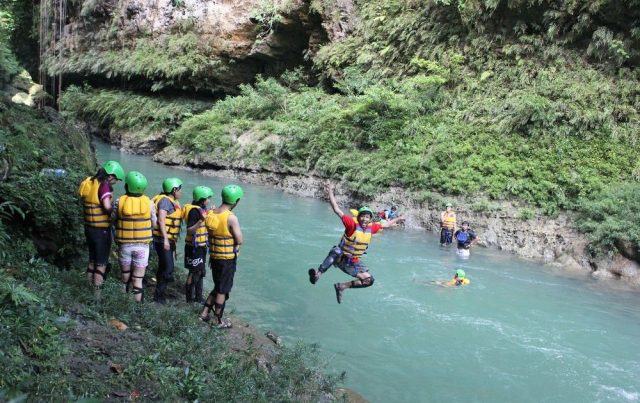 Jalan-Jalan ke Green Canyon, Pangandaran, dan Batu Karas dengan 800 Ribuan