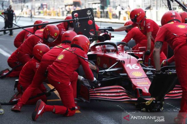 Kru tim F1 kerja lembur setelah kargo telat tiba di
