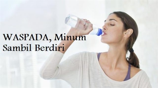 Waspada, Minum Sambil Berdiri Bisa Menyebabkan Penyakit Ini!