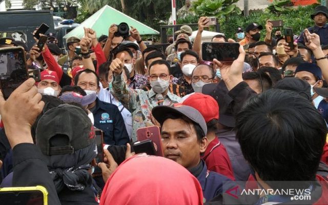 Gubernur DKI Jakarta Anies Baswedan saat berada di tengah buruh yang menyampaikan aspirasi soal Upah MInimum Provinsi (UMP) di depan Balai Kota Jakarta, Kamis (18/11/2021). ANTARA - Dewa Ketut Sudiarta Wiguna