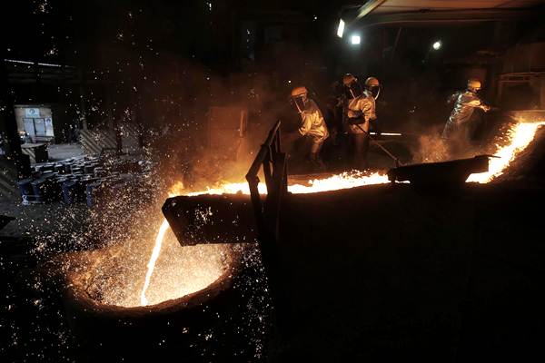 Pekerja melakukan proses pemurnian dari nikel menjadi feronikel di fasilitas pengolahan dan pemurnian (smelter) Pomalaa milik PT Aneka Tambang (ANTAM) Tbk, di Kolaka, Sulawesi Tenggara, Selasa (8/5/2018).  - JIBI/Nurul Hidayat