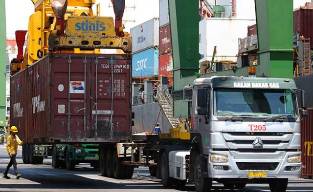 Indef Ramal Pertumbuhan Ekonomi 2022 Sebesar 4,3 Persen Ilustrasi - Sejumlah truk mengantre muatan peti kemas di Terminal Teluk Lamong, Surabaya, Jawa Timur, Kamis (13/2/2020). - Antara Foto/Didik Suhartono