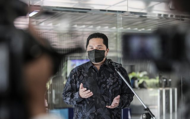 Gara-gara Pandemi Covid-19, BUMN Lakukan Refocusing Bisnis Menteri BUMN Erick Thohir menyampaikan keterangan pers di Gedung Kementerian BUMN, Jakarta, Rabu (2/6/2021). Dalam kesempatan tersebut Menteri BUMN menyampaikan sejumlah perkembangan terkait vaksin Sinovac, vaksin BUMN, maskapai Garuda Indonesia, komisaris BUMN dan Asuransi Jiwasraya. - ANTARA FOTO/Dhemas Reviyanto
