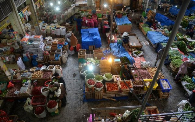 Pedagang menunggu pembeli di Pasar Tradisional Peunayung, Banda Aceh, Aceh, Kamis (26/3/2020). Kalangan pedagang di pusat perbelanjaan itu menyatakan omset penjualan mereka menurun hingga 50 persen akibat sepinya pengunjung sejak mewabahnya COVID-19. - ANTARA FOTO/Ampelsa