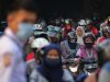 Sejumlah buruh pabrik pulang kerja di kawasan Cikupa, Kabupaten Tangerang, Banten, Jumat (17/4/2020). - ANTARA FOTO/Fauzan