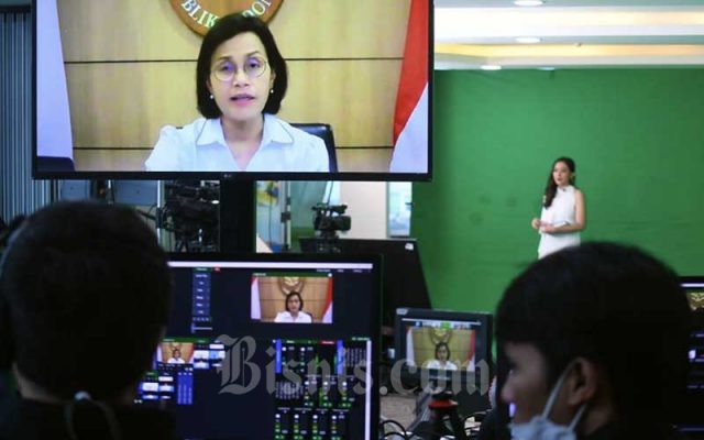 Menteri Keuangan Sri Mulyani memberikan sambutan acara virtual saat acara Bisnis Indonesia Award di Jakarta, Senin (14/12/2020). Bisnis - Abdurachman