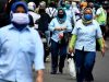 Pekerja pabrik pulang seusai bekerja di salah satu pabrik makanan di Jakarta, Sabtu (11/4/2020). Bisnis - Abdurachman
