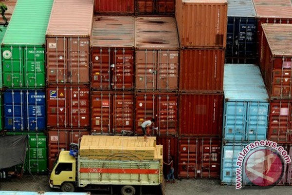 Tren Surplus Neraca Dagang Diramal hingga Akhir Tahun Ilustrasi peti kemas - Antara