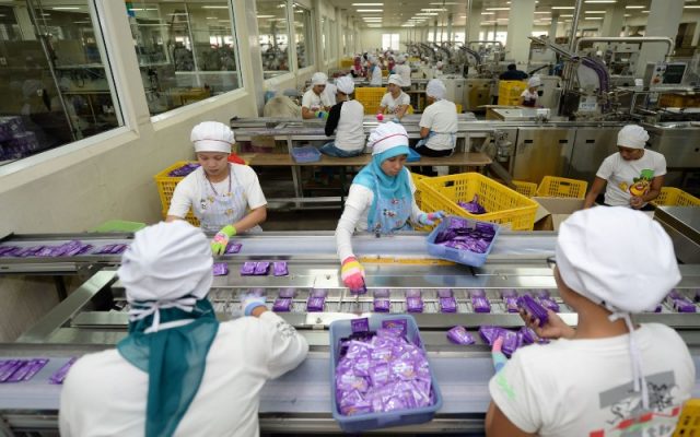 Top 5 News Bisnisindonesia.id: Ketidakpastian Investasi dari UU Cipta Kerja Pekerja memilah sachet minuman energi bubuk Kuku Bima Energ-G di sepanjang conveyor di bagian pengemasan pabrik PT Industri Jamu Dan Farmasi Sido Muncul Tbk. (SIDO) di Semarang, Jawa Tengah, Indonesia, Senin (10/2/2014). Bloomberg - Dimas Ardian