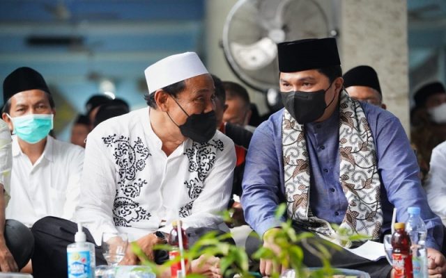 Menteri BUMN Erick Thohir bersama Pengasuh Ponpes Zainul Hasan Genggong K.H. Mohammad Hasan Mutawakkil Alallah saat menghadiri Harlah ke-182 Ponpes Zainul Hasan Genggong di Kabupaten Probolinggo, Jawa Timur, Sabtu (20/11/2021) - Istimewa