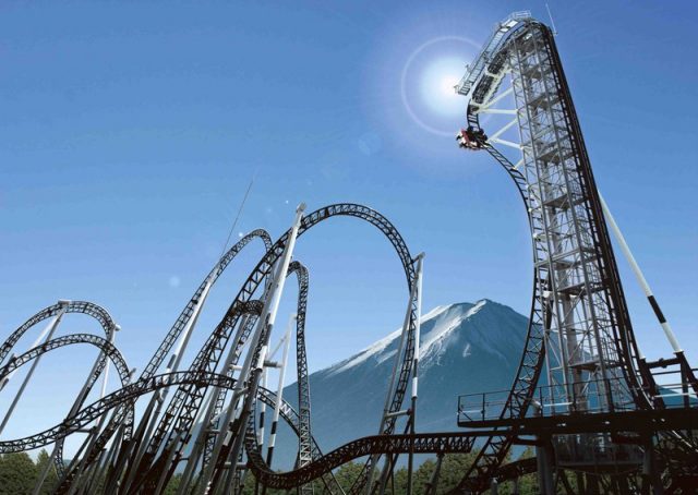 Begini Nih Penampilan Roller Coaster Paling Ekstrem di Dunia! Curam Banget Lintasannya...