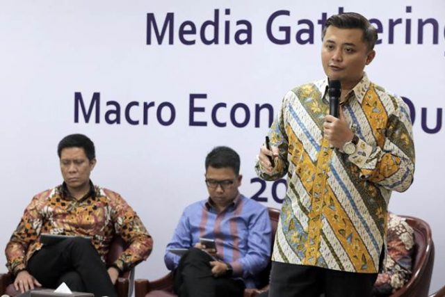 Chief Economist Bank Mandiri Andry Asmoro (dari kanan), Head of Fixed Income Mandiri Sekuritas Handy Yunianto, dan Chief Economist Mandiri Sekuritas Leo Putra Rinaldy menjadi pembicara dalam Macroeconomic Outlook di Jakarta, Rabu (15/5/2019). - Bisnis/Felix Jody Kinarwan