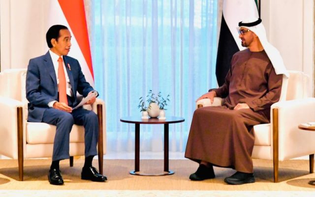 Presiden Joko Widodo (Jokowi) melakukan pertemuan bilateral dengan Putra Mahkota Abu Dhabi Mohammed Bin Zayed Al Nahyan, di Istana Al-Shatie, Abu Dhabi, PEA, Rabu (3/11/2021) - BPMI Setpres - Laily Rachev.