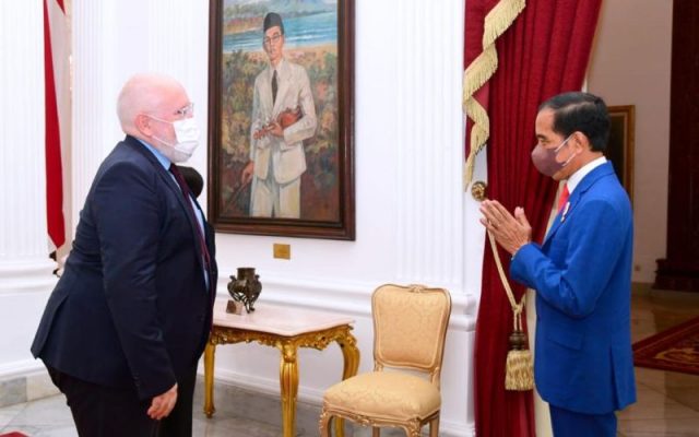 Presiden Joko Widodo menerima Wakil Presiden Eksekutif Komisi Eropa untuk Kebijakan Hijau Eropa dan Iklim Frans Timmermans, di Istana Merdeka, Senin (18/10/2021) - (Foto: BPMI Setpres - Muchlis Jr)