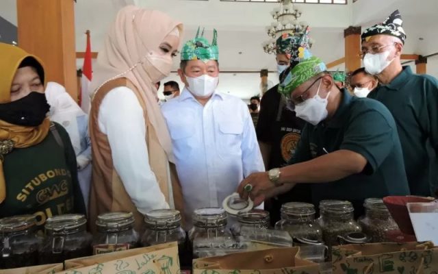 Menteri Perencanaan Pembangunan Nasional/Kepala Bappenas Suharso Monoarfa (baju putih) memperhatikan ragam kopi produk Kayumas yang dijelaskan oleh Bupati Situbondo Karna Suswandi di SItubondo, Jatim, Minggu (18/4/2021).  - Antara/Novi H.