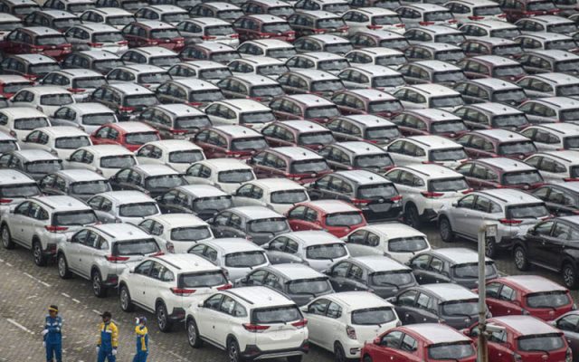 Petugas berdiri di dekat deretan mobil baru yang terparkir di PT Indonesia Terminal Kendaraan atau IPC Car Terminal, Cilincing, Jakarta, Kamis (11/2/2021).  - Antara Foto/Aprillio Akbar.