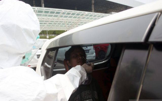 Seorang warga mengikuti tes usap Polymerase Chain Reaction (PCR) secara Drive Thru di Terminal 3, Bandara Soekarno Hatta, Tangerang, Banten, Selasa (26/10/2021). /Antara Foto-Muhammad Iqbal - wsj.rn