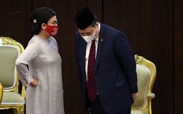 Menko Perekonomian Airlangga Hartato (kanan) berbincang dengan Menteri Keuangan Sri Mulyani saat Sidang Tahunan MPR Tahun 2021 di Gedung Nusantara, Kompleks Parlemen, Senayan, Jakarta, Senin (16/8/2021). ANTARA FOTO/Sopian - Pool