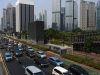 Sejumlah kendaraan berjalan tersendat akibat pengalihan arus pemberlakuan ganjil-genap di kawasan Jalan Jenderal Sudirman, Senayan, Jakarta, Jumat (27/8/2021).  ANTARA FOTO - Indrianto Eko Suwarso