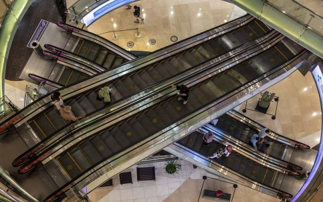 rnPengunjung berada di dalam mal Grand Indonesia, Jakarta, Rabu (3/11/2021). ANTARA FOTO - Aprillio Akbarrn