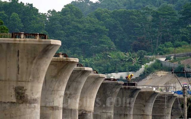 Aktivitas proyek Kereta Cepat Jakarta-Bandung (KCJB) di salah satu tunnel atau terowongan di kawasan Tol Purbaleunyi KM 125, Cibeber, Cimahi Selatan, Jawa Barat, Kamis (2/4/2020). Bisnis - Rachman