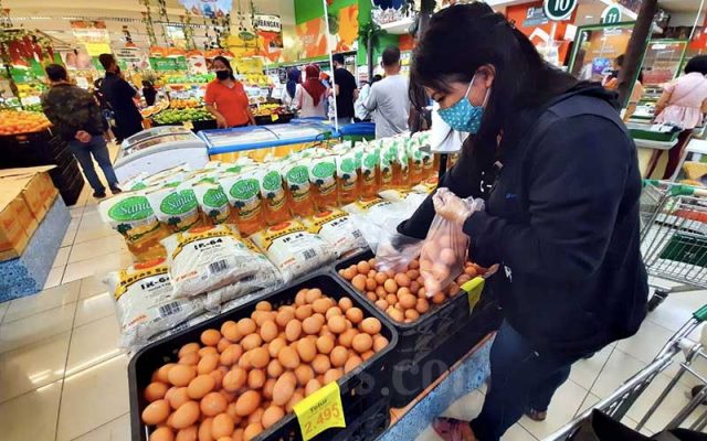 Warga berbelanja kebutuhan pangan dan rumah tangga di salah satu supermarket di Cimahi, Jawa Barat, Minggu (19/4/2020). Bisnis - Rachman