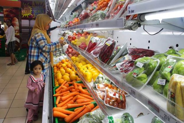 Permintaan Masyarakat Terbatas, Penjualan Eceran Terkontraksi pada Oktober 2021 Konsumen memilih barang kebutuhan di salah satu gerai supermarket Giant di Jakarta, Minggu (23/6/2019). - Bisnis/Triawanda Tirta Aditya