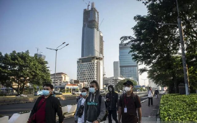 Dua Faktor Ini Bakal Jadi Penghambat Inflasi hingga Akhir 2021 Sejumlah pekerja berjalan di jalur pedestrian Jalan Jenderal Sudirman, Jakarta, Jumat (2/7/2021). - Antara